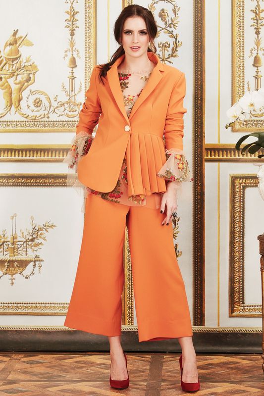 									CLIMBING LADDERS TOP
								, 			DONT PLEAT ABOUT IT JACKET
								, 			STRAIGHT UP TROUSER
			