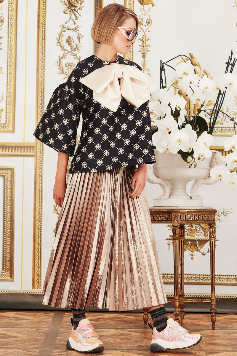 									BIG BOW PEEP TOP
								, 			COM-PLEAT PACKAGE SKIRT
			