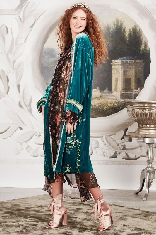 									CONQUERING GREAT PLEATS DRESS
								, 			FLUFFY CUFFS KIMONO
			