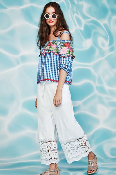 									ROCK N ROUND SUNGLASSES
								, 			EYE OF THE BARE SHOULDER TOP
								, 			STRETCH COMEDY PANT
			